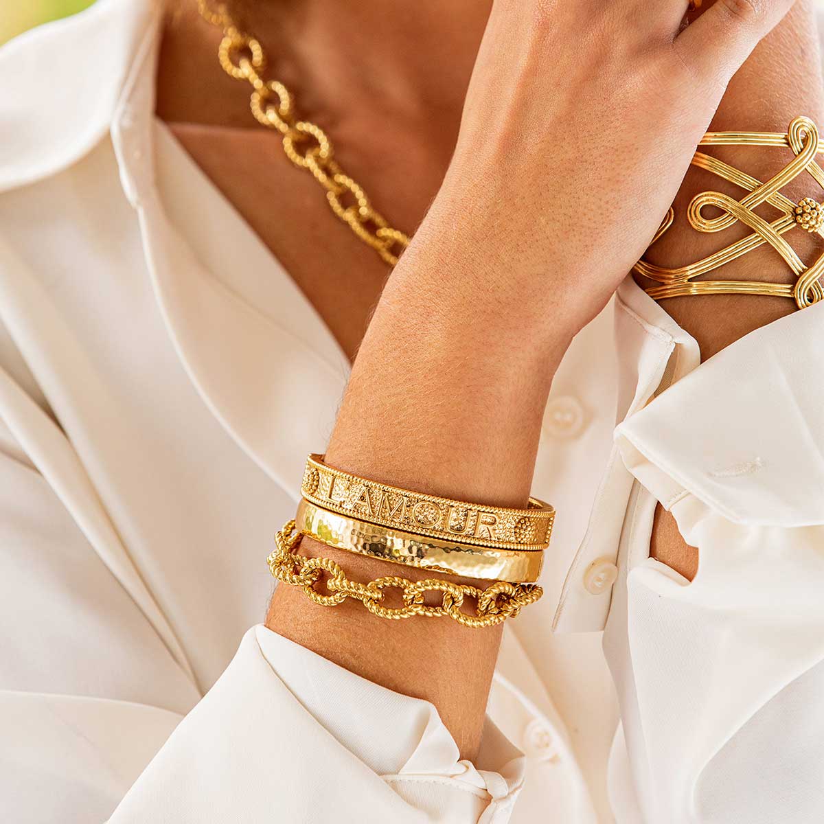 L'Amour Toujour Hinged Bangle - Gold - Image 2